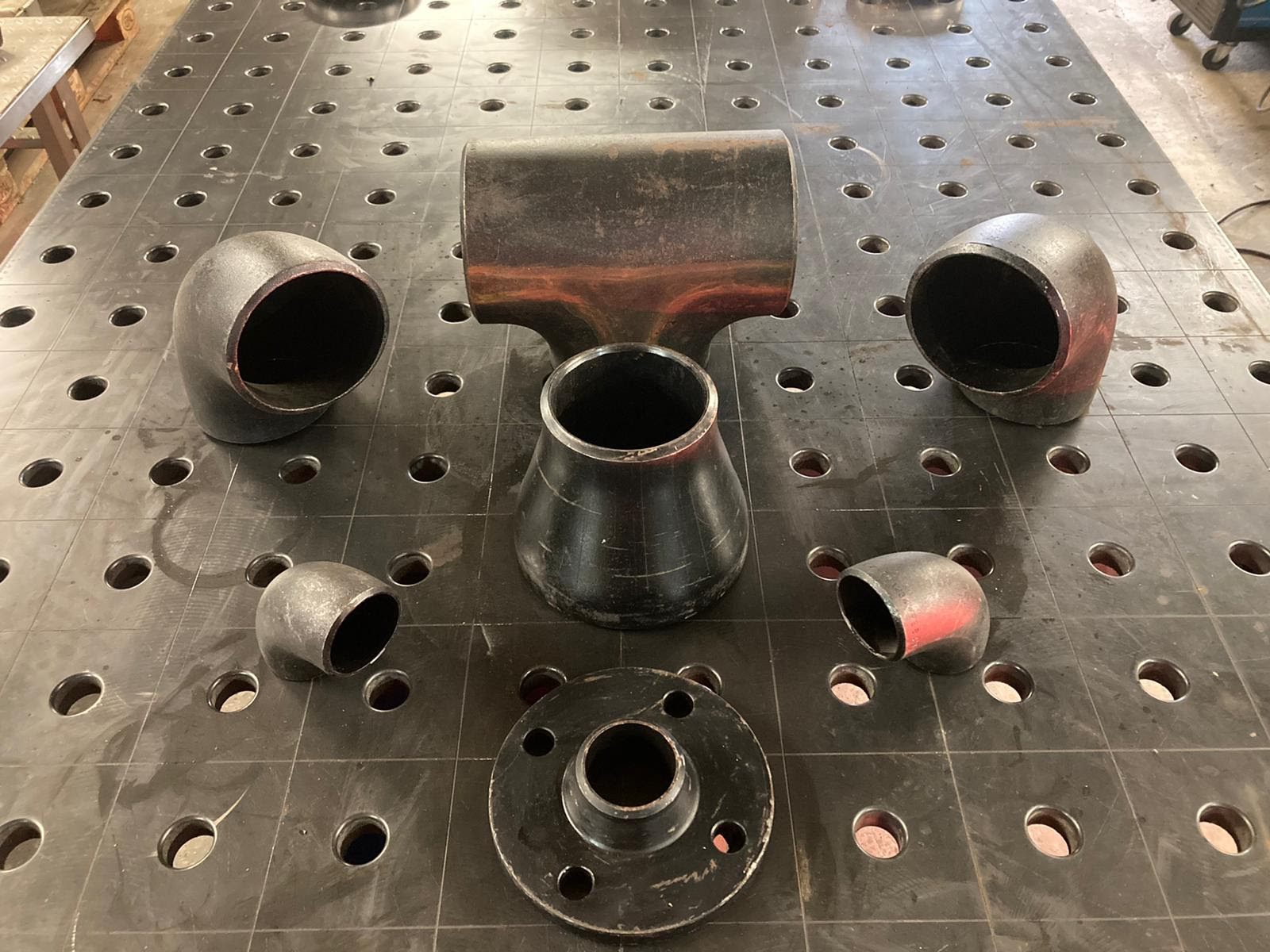 A selection of SCH40 carbon steel pipe fittings